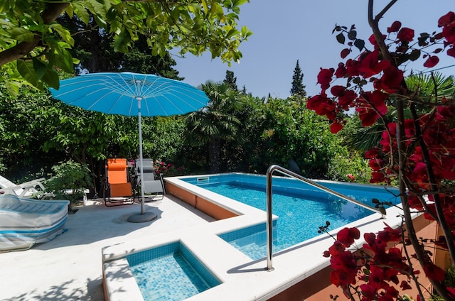 Villa Gemma - Four Bedroom Villa with Terrace and Swimming Pool