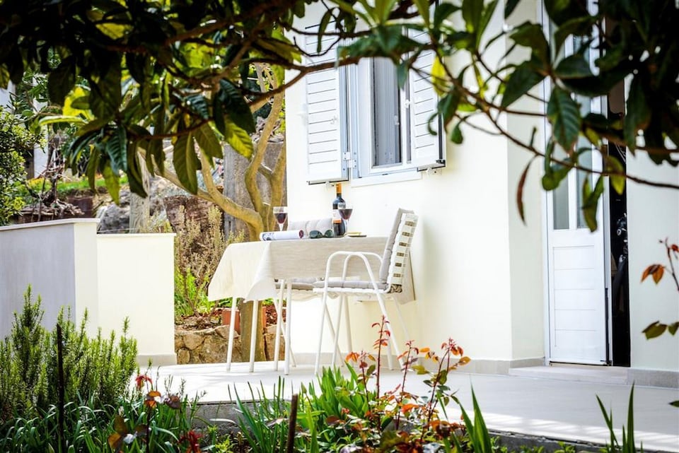 Guest House Rooms Rose - Studio with Terrace, Molunat