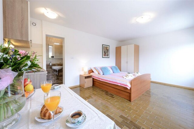 Guest House Rooms Rose - Studio with Terrace, Molunat