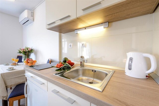 Guest House Rooms Rose - Studio with Terrace, Molunat