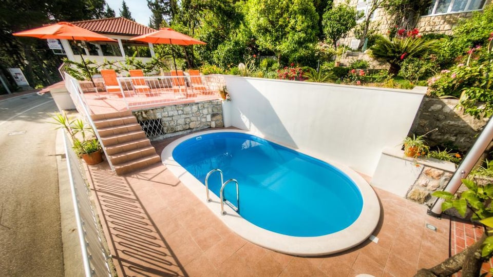 Guest House Villa Nina- Comfort Triple Room with Balcony and Sea View (S1 - crvena), Mlini