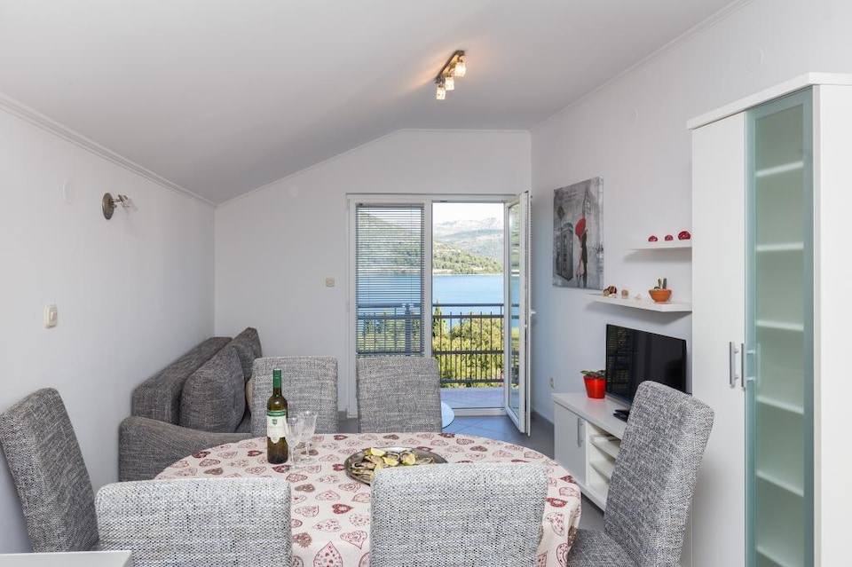 One Bedroom Apartment with Balcony and Sea View (CRVENI), Ston