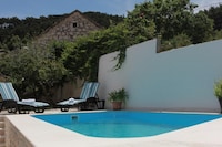 Holiday House Pine Tree - Three Bedroom Holiday Home with Pool