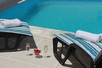 Holiday House Pine Tree - Three Bedroom Holiday Home with Pool