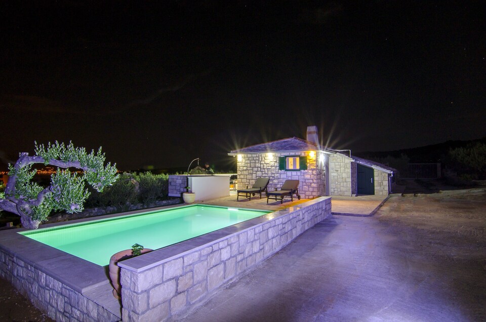Holiday Home Bliss - Holiday Home with Outdoor Pool and Sea View (ST), Splitska