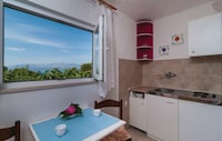 Holiday Home Blossom - Four Bedroom Holiday Home with Outdoor Pool and Jacuzzi - (ST)