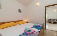 Holiday Home Blossom - Four Bedroom Holiday Home with Outdoor Pool and Jacuzzi - (ST)