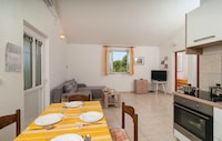 Holiday Home Blossom - Four Bedroom Holiday Home with Outdoor Pool and Jacuzzi - (ST)