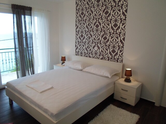 House Karlo Apartments - One-Bedroom Apartment with Two Balconies and Sea View (A5), Omiš