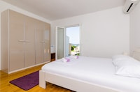 Apartment & Rooms Maždin - Triple Room with Balcony and Sea View ( Soba More )