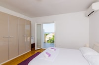 Apartment & Rooms Maždin - Triple Room with Balcony and Sea View ( Soba More )