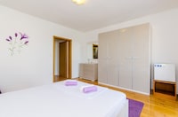 Apartment & Rooms Maždin - Triple Room with Balcony and Sea View ( Soba More )