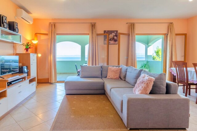 Seafront Holiday Home Marija-Three Bedroom Holiday Home with Sea View, Blato