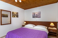 Guest House Kusalo - Comfort Twin or Double Room with Patio (Soba 5)