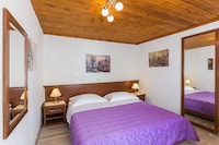Guest House Kusalo - Comfort Twin or Double Room with Patio (Soba 5)