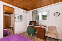 Guest House Kusalo - Comfort Twin or Double Room with Patio (Soba 5)