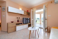 Holiday Home Diana - Five Bedroom House with Terrace and Sea View