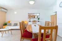 Holiday Home Diana - Five Bedroom House with Terrace and Sea View