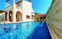 Villa Anka - Five-Bedroom Villa with Terrace and Swimming Pool