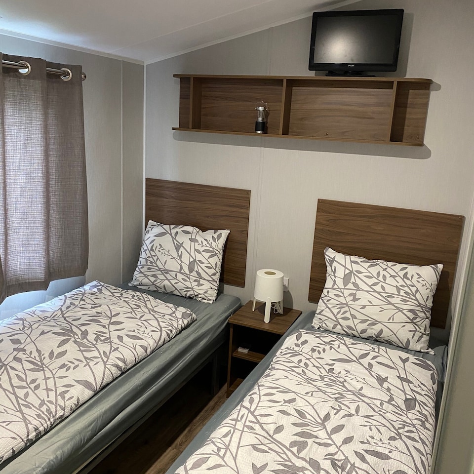 Comfort chalet on a recreational lake, Lathum