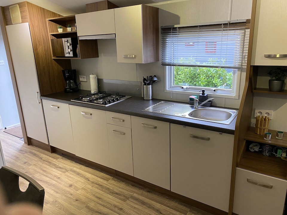 Comfort chalet on a recreational lake, Lathum