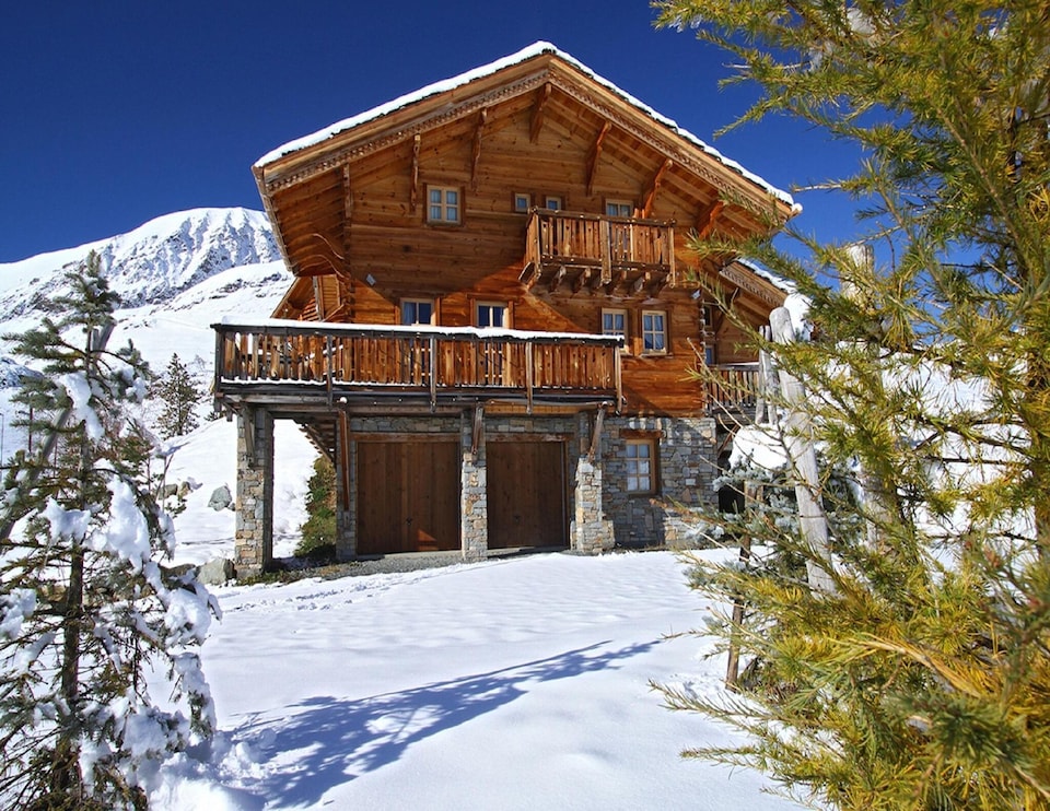 Chalet in Alpe d'Huez with Sauna & Hot Tub, Huez