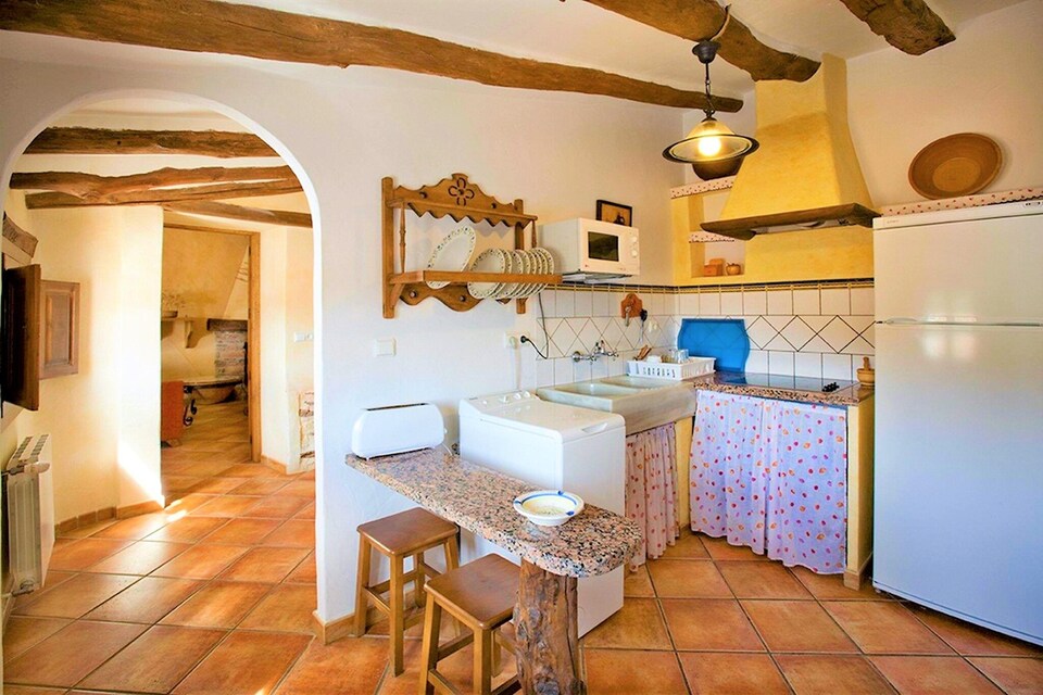 Holiday Home in Laroya with Mountain Views, Laroya