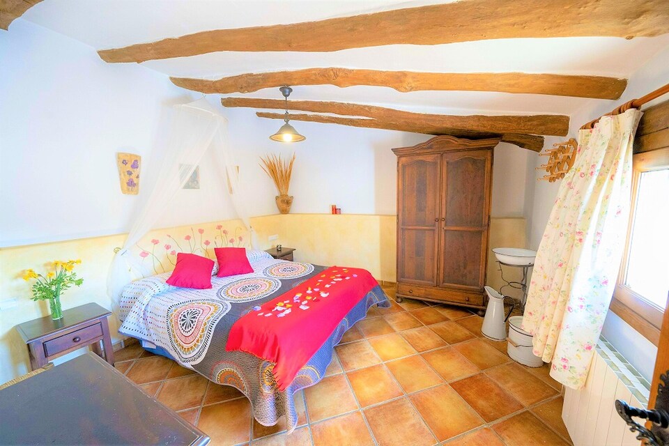 Holiday Home in Laroya with Mountain Views, Laroya