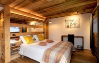Chalet in Les Deux Alpes with Sauna & Hot Tub
