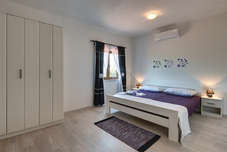 Spacious villa with pool, Rakalj