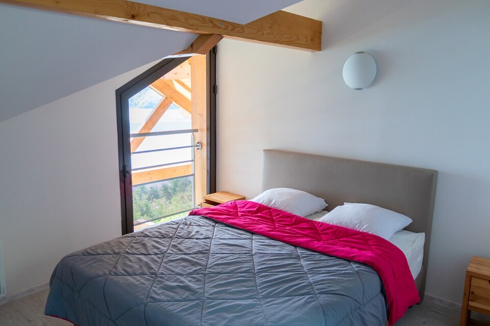 Apartment by Lake Serre-Ponçon with Pool, Chorges