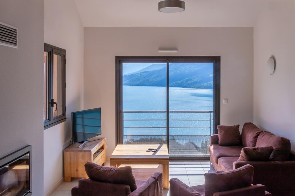 Apartment by Lake Serre-Ponçon with Pool, Chorges