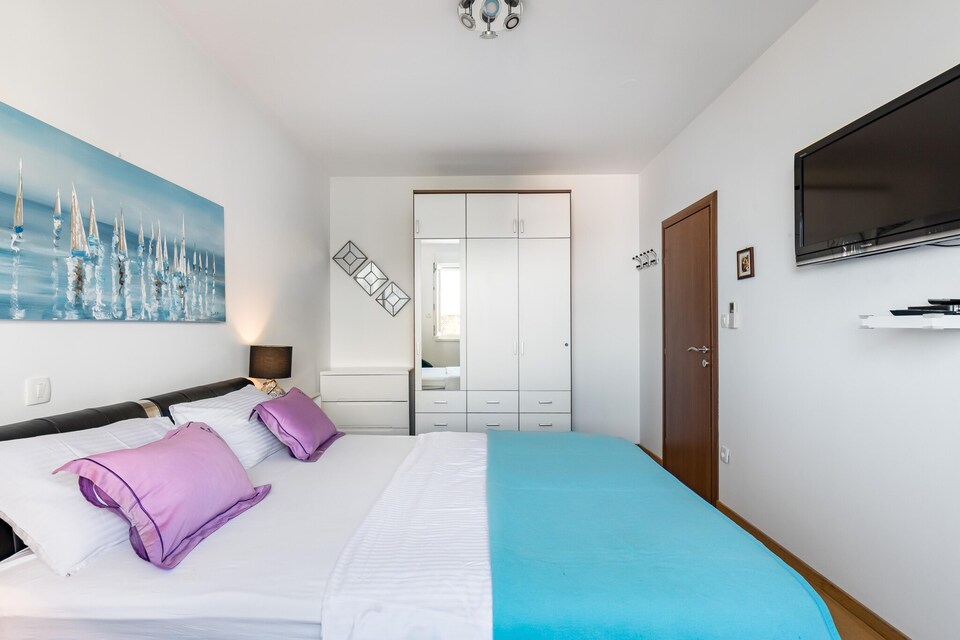 Beachside Comfort in Split with terrace, Split