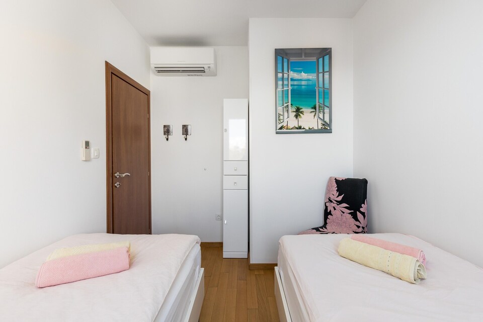 Beachside Comfort in Split with terrace, Split