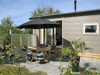 Mooi chalet tussen golfbaan en strand