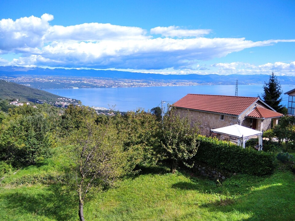 Casa de piedra en Dobrec con vistas y jacuzzi, Dobreć