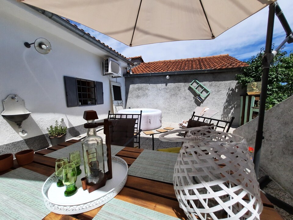 Casa de piedra en Dobrec con vistas y jacuzzi, Dobreć