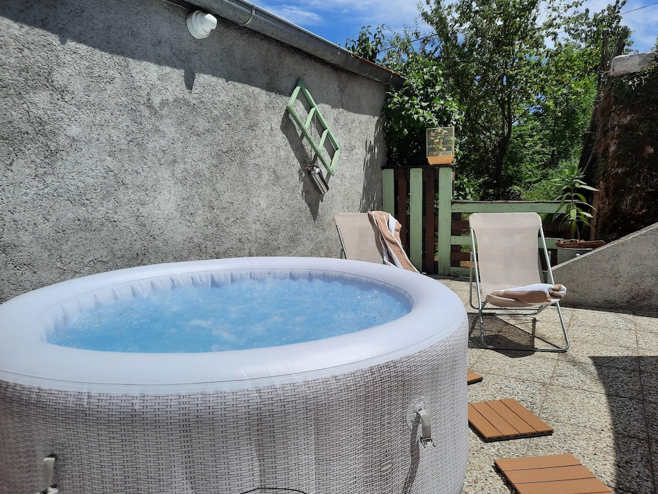 Casa de piedra en Dobrec con vistas y jacuzzi, Dobreć