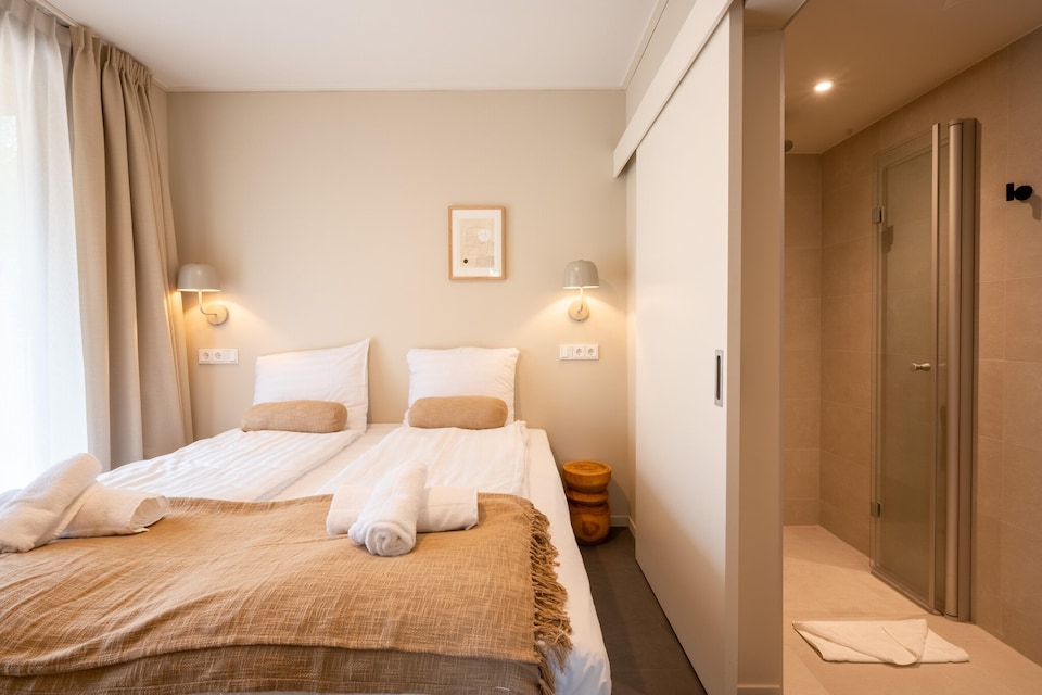 Holiday Home in Forest with Whirlpool, Zeewolde