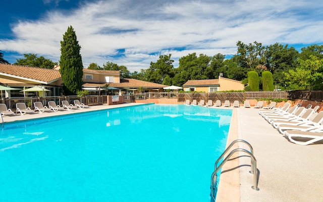 Maisonette Stil mit Gemeinschaftspool