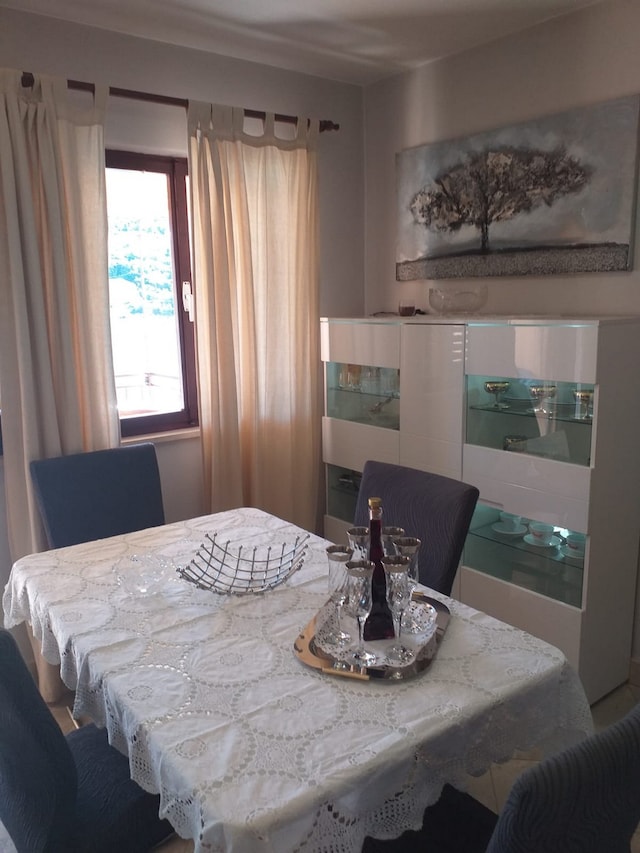 Appartamento con tre camere da letto con balcone