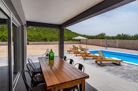 Moderne Villa mit privatem Pool