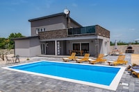 Moderne Villa mit privatem Pool