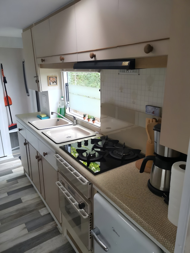 Lakeside Living with Garden, Goldberg