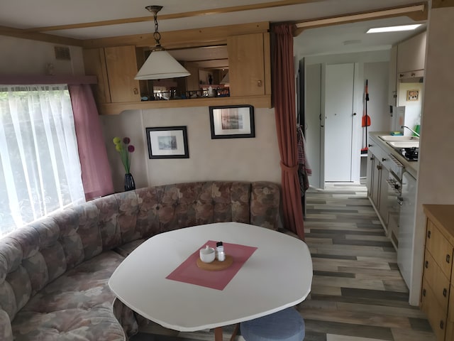 Lakeside Living with Garden, Goldberg