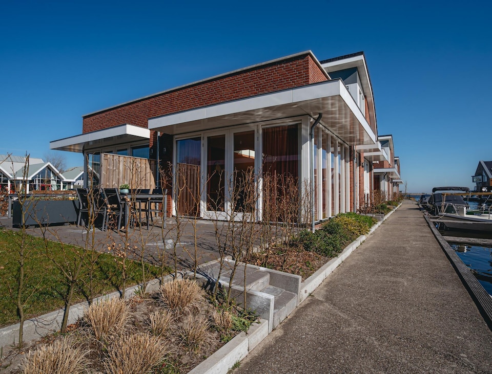 Modern toevluchtsoord aan het water, Uitgeest
