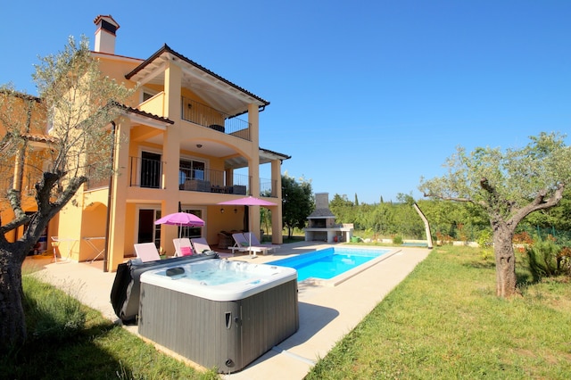 Villa in Rakalj bij stranden met zwembad