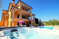 Villa in Rakalj bij stranden met zwembad