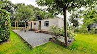 Mobilheim im Wald mit Garten, nahe Tour de France