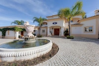 Luxury Villa in Algarve with Pool & Hot Tub
